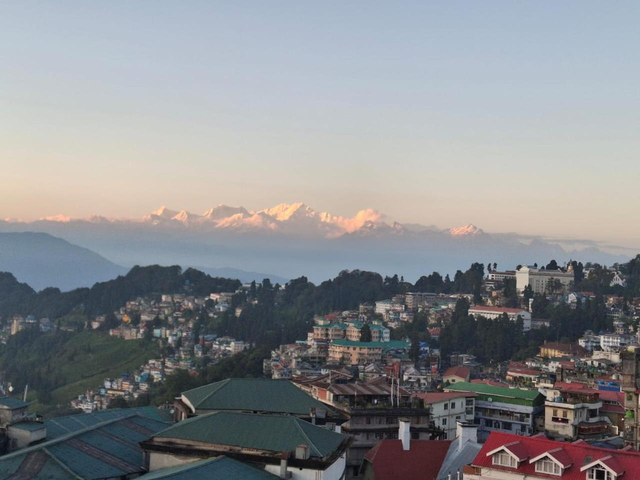 Monratino Himadrie -2 Mins Walk From Mall Road - All Rooms Have Kanchenjunga Mountain View Darjeeling  Exterior foto